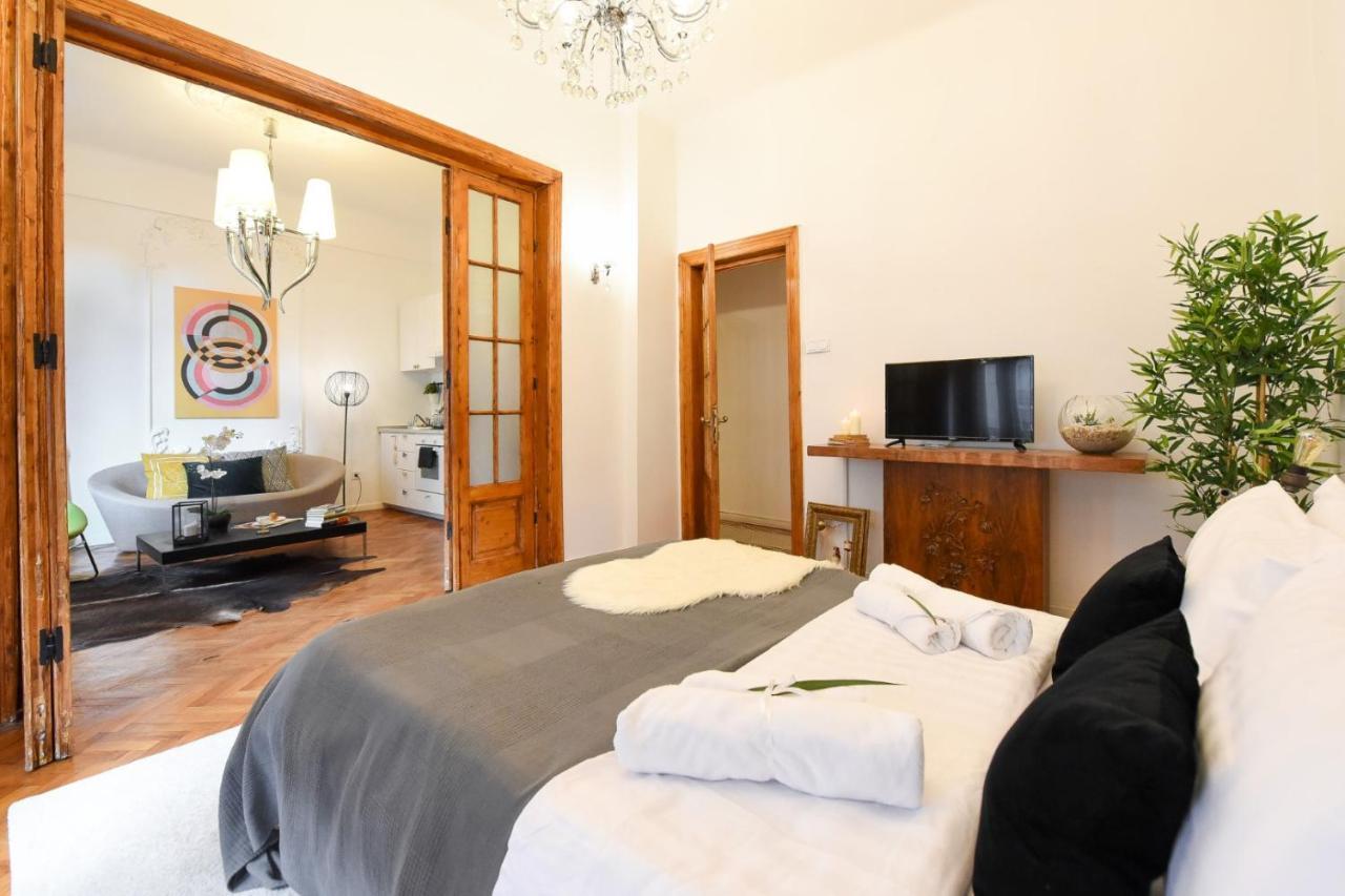 Vintage Elegance, Modern Comfort: 1Br Apartment Overlooking Calea Victoriei Bukarest Eksteriør billede