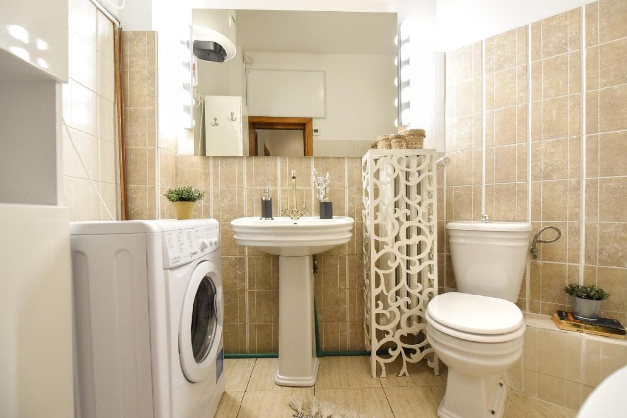 Vintage Elegance, Modern Comfort: 1Br Apartment Overlooking Calea Victoriei Bukarest Eksteriør billede