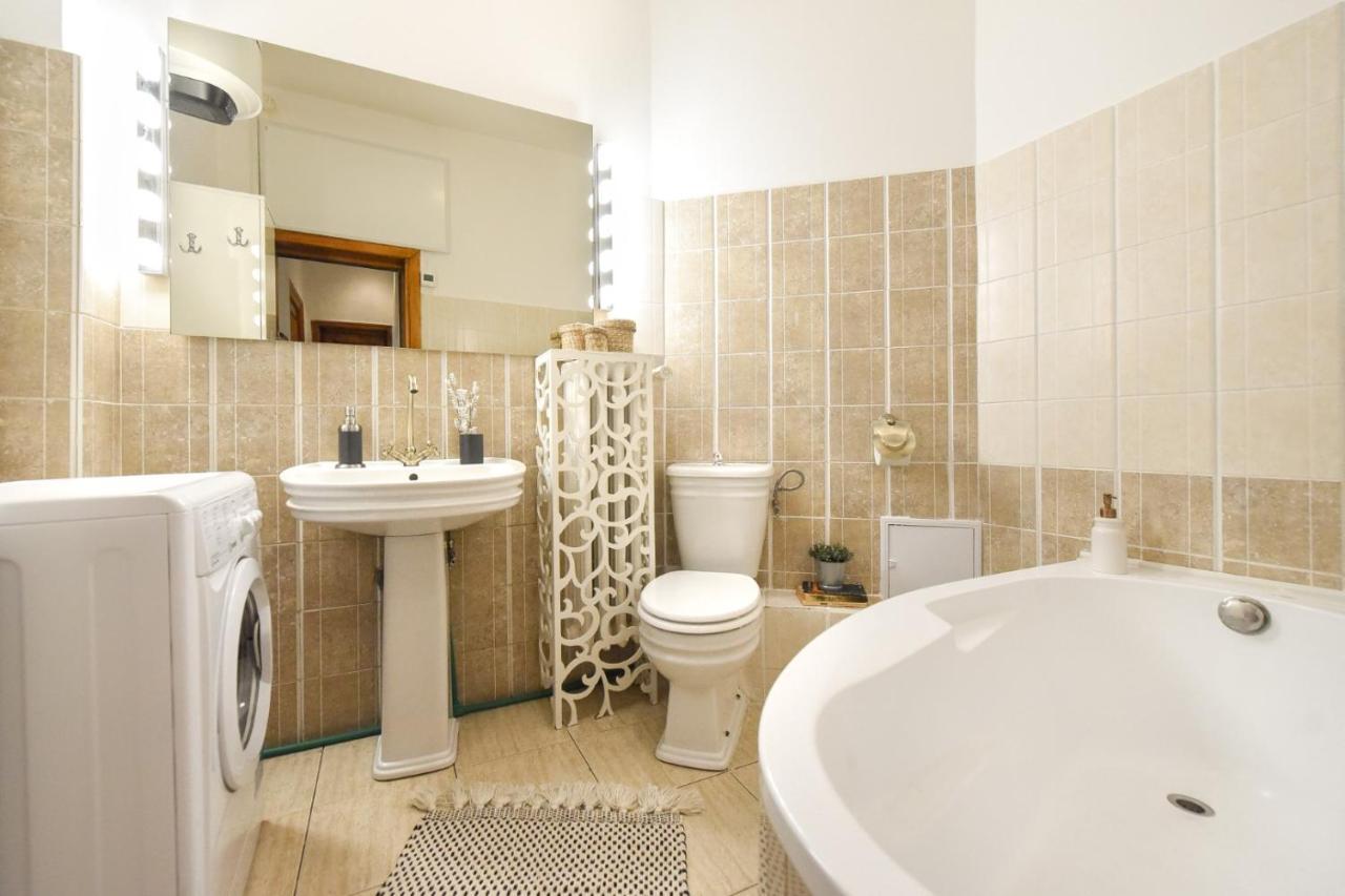 Vintage Elegance, Modern Comfort: 1Br Apartment Overlooking Calea Victoriei Bukarest Eksteriør billede