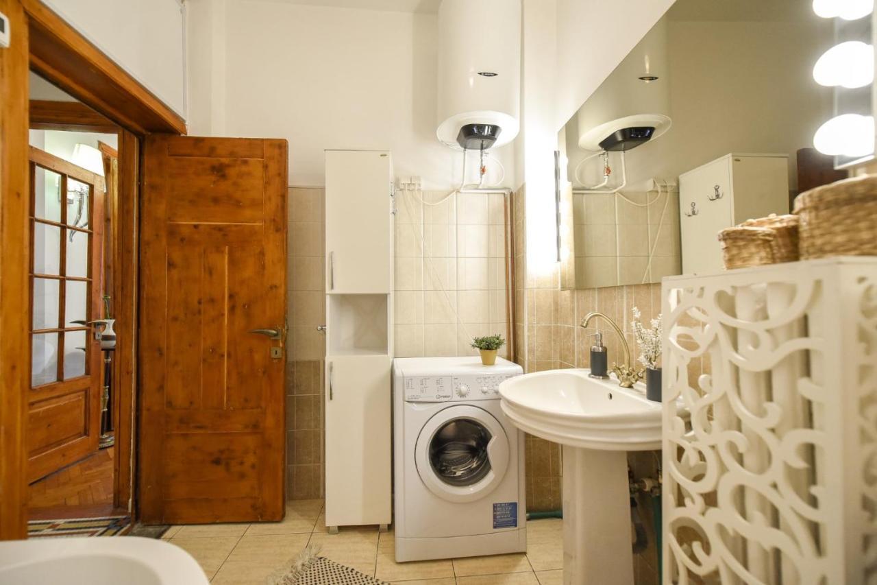 Vintage Elegance, Modern Comfort: 1Br Apartment Overlooking Calea Victoriei Bukarest Eksteriør billede
